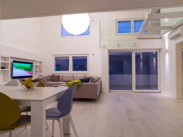 Innenraum Einer Stilvollen Modernen Zweistöckigen Wohnung Mit Weißen Wänden — Stockfoto
