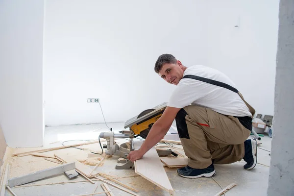 Professional Worker Cutting Plank Electrical Circular Saw Installation New Laminated — Stock Photo, Image