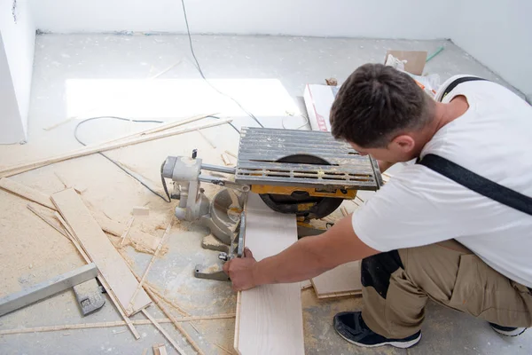 Travailleur Professionnel Planche Découper Avec Scie Circulaire Électrique Lors Installation — Photo