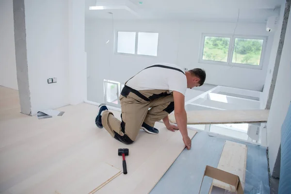 Carpinteiro Profissional Instalando Novo Piso Madeira Laminado Apartamento Inacabado — Fotografia de Stock