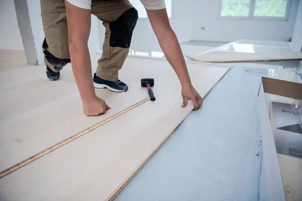 Menuisier Professionnel Installant Nouveau Plancher Stratifié Dans Appartement Inachevé — Photo