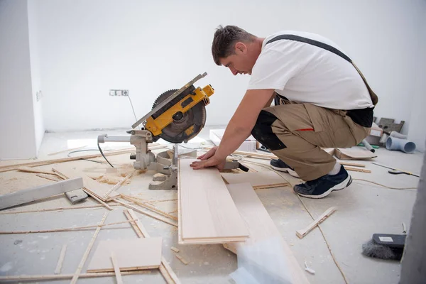 Professional Worker Cutting Plank Electrical Circular Saw Installation New Laminated — Stock Photo, Image