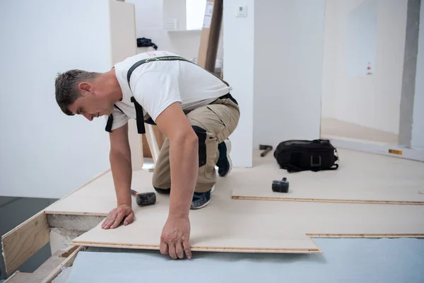 Professional Carpenter Installing New Laminated Wooden Floor Unfinished Apartment — Stock Photo, Image