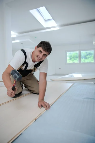 Carpintero Profesional Que Utiliza Martillo Goma Durante Instalación Piso Madera —  Fotos de Stock