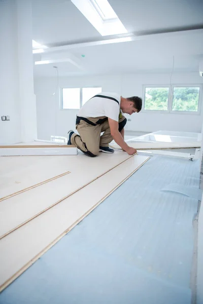 Professional Carpenter Installing New Laminated Wooden Floor Unfinished Apartment — Stock Photo, Image