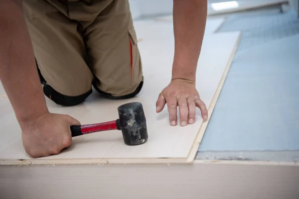 Carpintero Profesional Que Utiliza Martillo Goma Durante Instalación Piso Madera —  Fotos de Stock