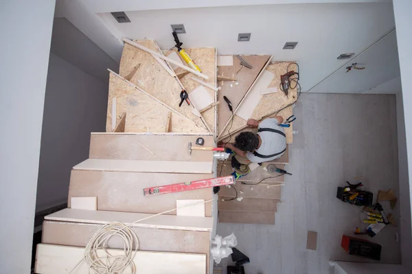 Arbeiten Stilvollen Interieur Professioneller Schreiner Installieren Holztreppen Großen Modernen Luxus — Stockfoto