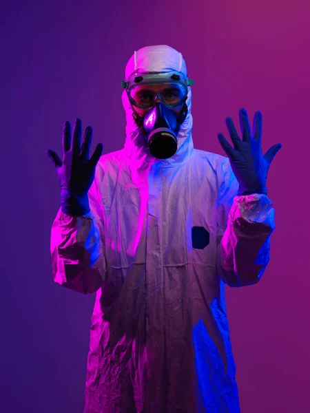 2018 Doctor Wearing Protective Biological Suit Mask Because Coronavirus 2019 — 스톡 사진