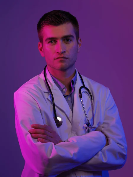 코트를 영웅의 초상화 병원에서 청진기를 파란색 분홍색 배경에 맞서고 있습니다 — 스톡 사진