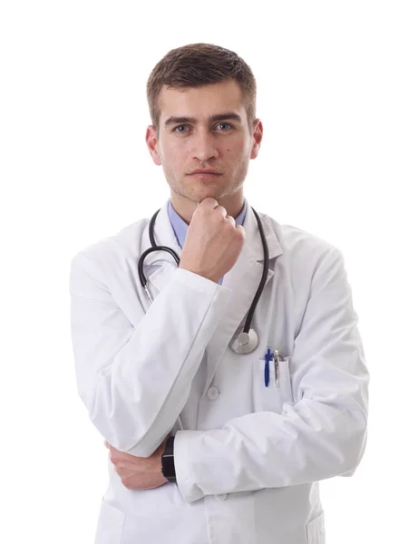 白のコートで英雄の肖像画 白い背景を背景に医療病院に立って聴診器を持つ陽気な笑顔の若い医師 コロナウイルス Covid 19危険警報 — ストック写真