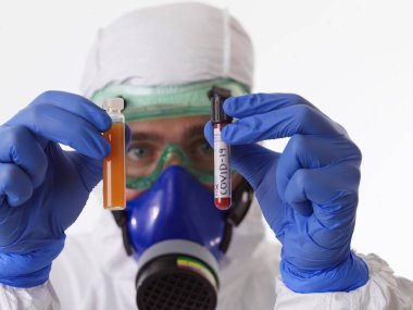 Coronavirus, Doktorun elinde pozitif covid-19 virüsü kan örneği tüpü ve ilaç tedavisi