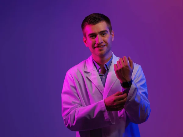 코트를 영웅의 초상화 병원에서 청진기를 파란색 분홍색 배경에 맞서고 있습니다 — 스톡 사진