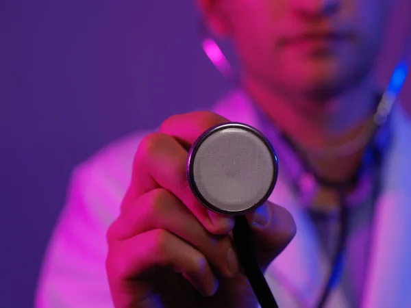 白のコートで英雄の肖像画 青とピンクの背景に立って医療病院で聴診器を持つ陽気な笑顔の若い医師 コロナウイルス Covid 19危険警報 — ストック写真