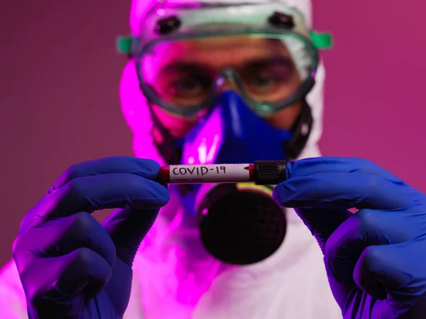 코로나 바이러스 의사는 바이러스 튜브를 생명을 위태롭게 보호용 마스크를 수트와 — 스톡 사진