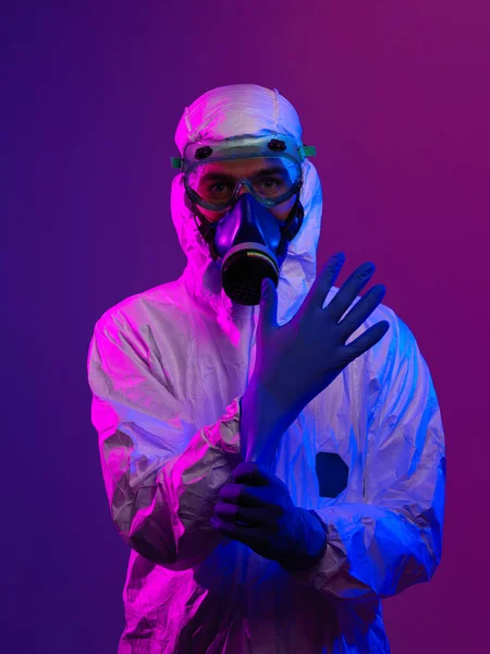 Doctor Wearing Protective Biological Suit Mask Due Coronavirus 2019 Ncov — Stock Photo, Image