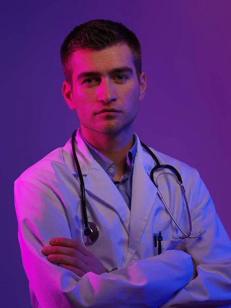 Egy Fehér Kabátos Hős Portréja Vidám Mosolygós Fiatal Orvos Sztetoszkóppal — Stock Fotó