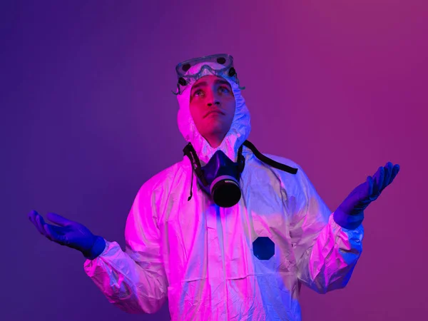 2019 Ncov全球大流行病警报及蓝色和粉色背景下的危险背景下 医生身穿防护生物服 戴着防护面具 — 图库照片