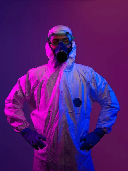 コロナウイルスによる保護生物学的スーツとマスクを身に着けている医師2019 Ncv世界的なパンデミック警告と危険性の背景青とピンクの背景 — ストック写真