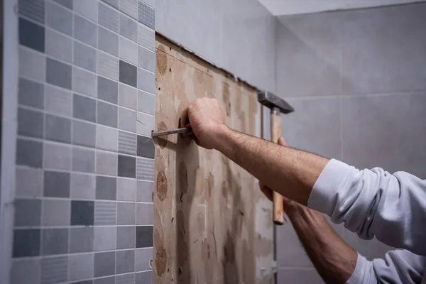 직업적 인일꾼 화장실에서 망치와 로낡은 타일을 철거하는 — 스톡 사진