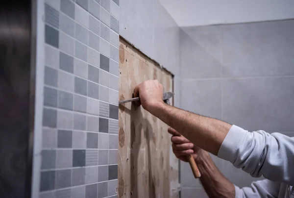 Profesionální Pracovník Odstranit Demolish Staré Dlaždice Koupelně Kladivem Dlátem — Stock fotografie