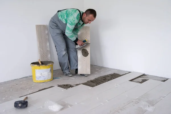 Skilled Worker Installing Ceramic Wood Effect Tiles Floor Worker Making — Stock Photo, Image