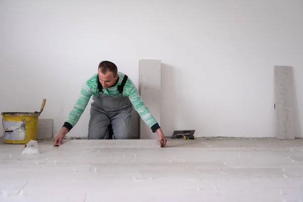 Skilled Worker Installing Ceramic Wood Effect Tiles Floor Worker Making — Stock Photo, Image