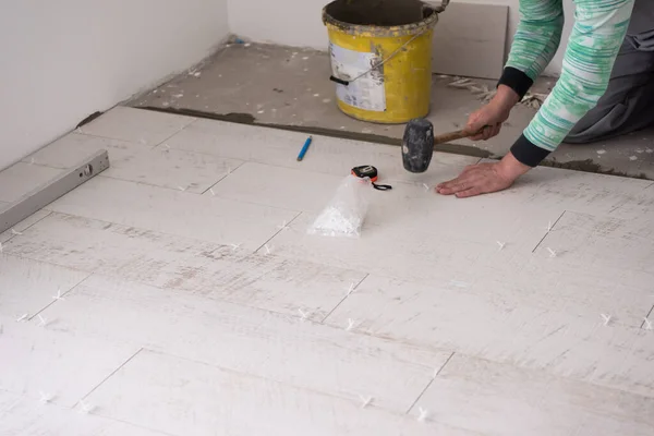 Geschoolde Werknemer Installeren Van Keramische Hout Effect Tegels Vloer Werknemer — Stockfoto