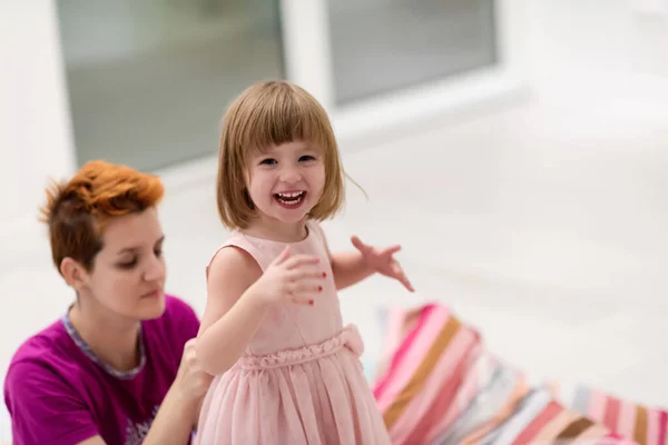 Família Divertindo Noite Beutiful Casa Jovem Mãe Ajudando Filhinha Bonito — Fotografia de Stock