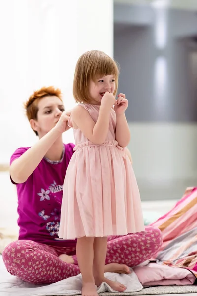 Familia Divirtiéndose Noche Beutiful Casa Madre Joven Ayudando Linda Hija — Foto de Stock