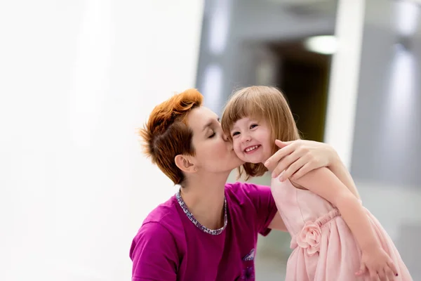 Család Szórakozás Gyönyörű Este Otthon Fiatal Anya Segít Aranyos Kislány — Stock Fotó