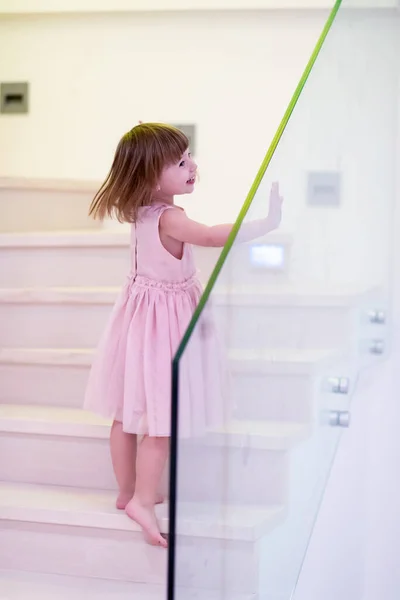 Menina Bonito Feliz Vestido Rosa Desfrutando Enquanto Joga Escadas Madeira — Fotografia de Stock