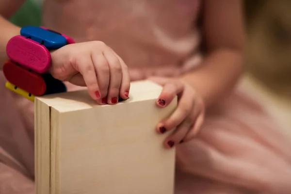 Vacker Söt Liten Flicka Rosa Klänning Njuter Medan Spelar Med — Stockfoto