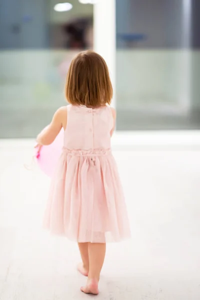 Šťastný Roztomilý Holčička Růžové Šaty Těší Při Hraní Balónky Krásný — Stock fotografie