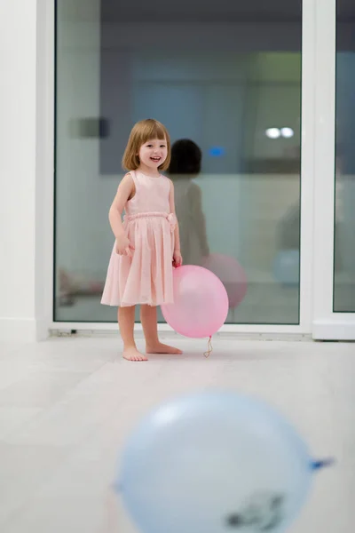 Menina Bonito Feliz Vestido Rosa Desfrutando Enquanto Joga Com Balões — Fotografia de Stock