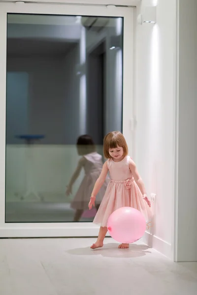 Menina Bonito Feliz Vestido Rosa Desfrutando Enquanto Joga Com Balões — Fotografia de Stock