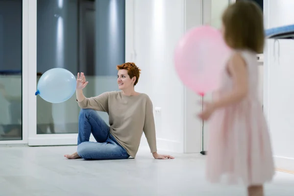 Heureux Famille Passer Temps Ensemble Jeune Rousse Mère Mignonne Petite — Photo