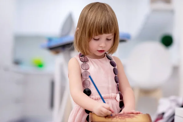 Bella Carina Bambina Abito Rosa Pittura Portagioie Mentre Diverte Casa — Foto Stock