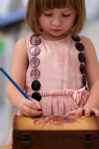 Piękne Słodkie Dziewczynka Różowy Sukienka Malowanie Pudełko Biżuteria Podczas Zabawy — Zdjęcie stockowe
