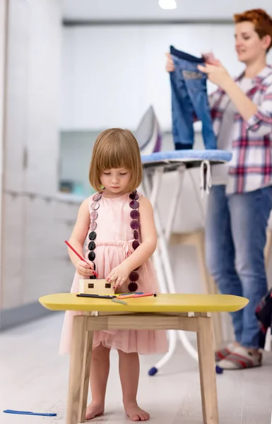 Lycklig Familj Tillbringa Tid Tillsammans Hemma Söt Liten Dotter Rosa — Stockfoto