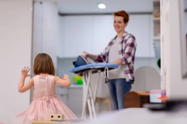 Lycklig Familj Kul Tillsammans Hemma Söt Liten Dotter Rosa Klänning — Stockfoto