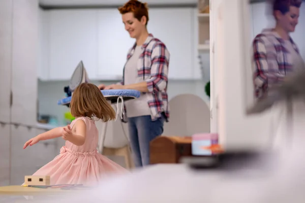 Família Feliz Divertindo Juntos Casa Fofa Filhinha Vestido Rosa Jogando — Fotografia de Stock