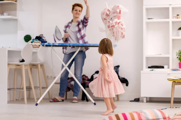 Família Feliz Divertindo Juntos Casa Fofa Filhinha Vestido Rosa Jogando — Fotografia de Stock