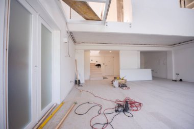 Erkek marangozlar, yeni lüks apartmana iç cam kapı döşüyorlar.