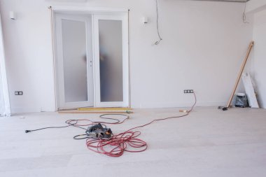 Erkek marangozlar, yeni lüks apartmana iç cam kapı döşüyorlar.