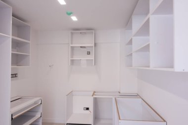 Ahşap dolapları olan lüks bir evde, güzel, parlak, temiz, bitmemiş bir mutfak üzerinde çalışmalar devam ediyor.