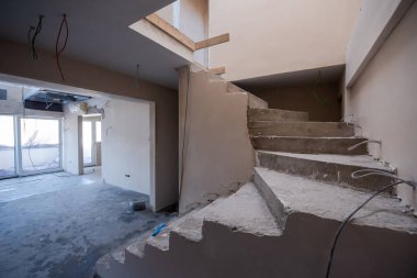 İnşaat alanının içini tamamen alçıpan döşemiş. Yeni evin yeni iki katlı daire inşaatı sürüyor.