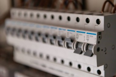 Yeni otomatik elektrik güç kaynağı ve dağıtım sistemi. Yüksek voltajlı ekipmanlı elektrik kutuları. Ana ve yedek kanallar aracılığıyla elektrik gücü sağlama şeması