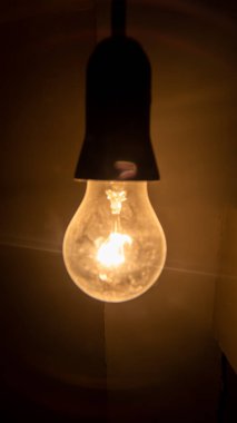 Koyu arkaplanda elektrik ampulü