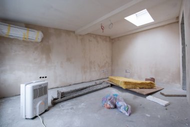 İnşaat alanının içini tamamen alçıpan döşemiş. Yeni evin yeni iki katlı daire inşaatı sürüyor.