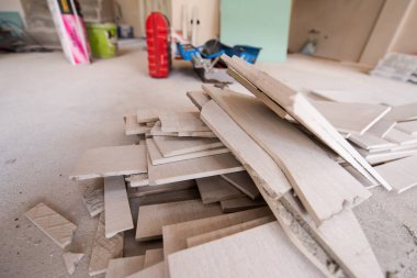 Seramik ahşap döşeme döşemeleri yeni dairenin inşaat alanında lamine döşeme